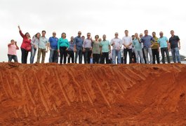 Célia Rocha e prefeitos da região visitam obras do aterro sanitário do Agreste