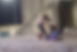 Mulher filmada agredindo a própria mãe em Viçosa é presa pela Polícia Civil