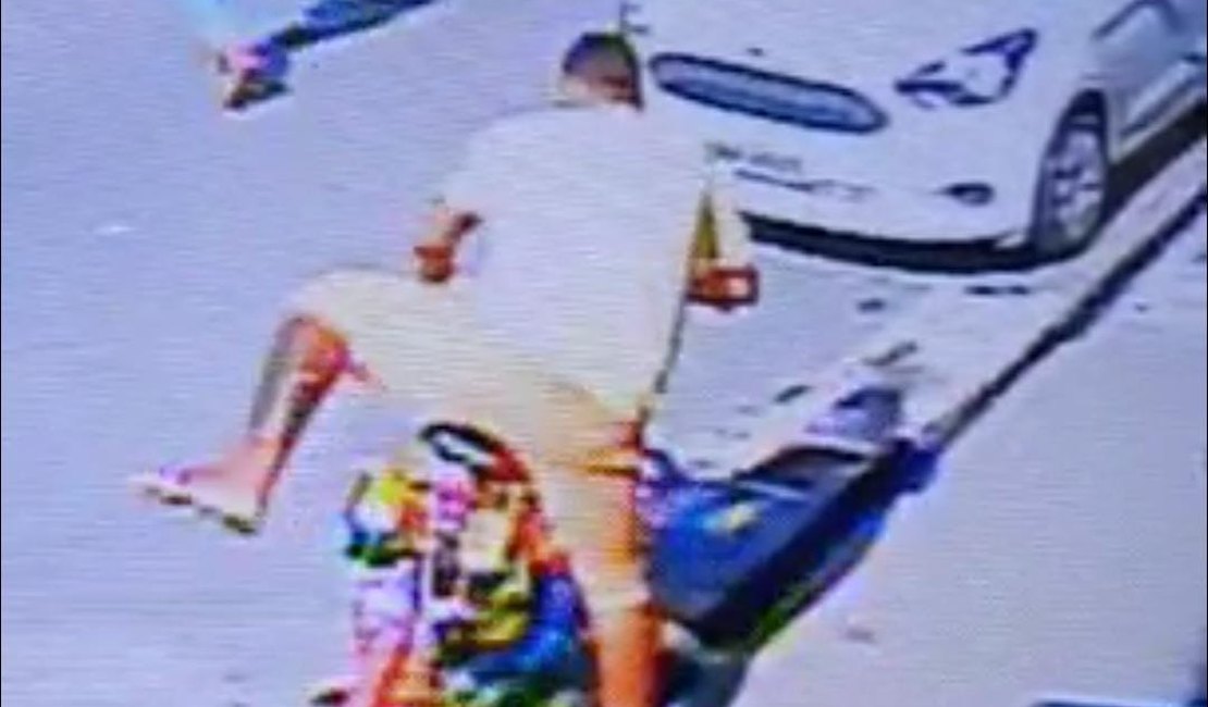 Câmera flagra homem furtando bicicleta no Centro de Arapiraca; Assista