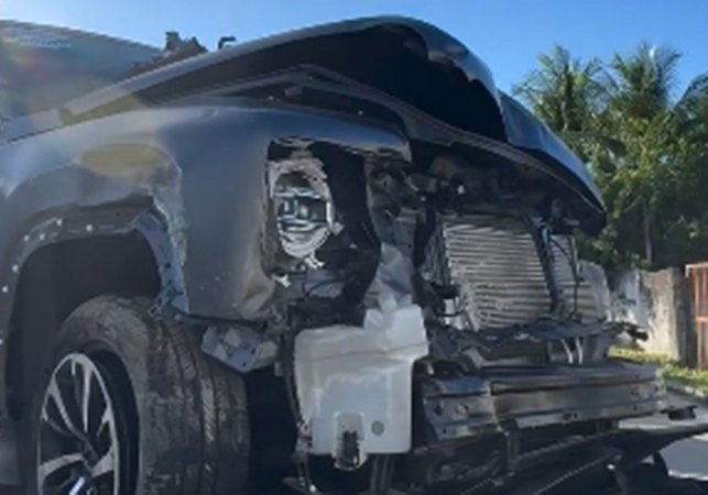 Carro colide contra duas motos e derruba poste de energia elétrica em Paripueira