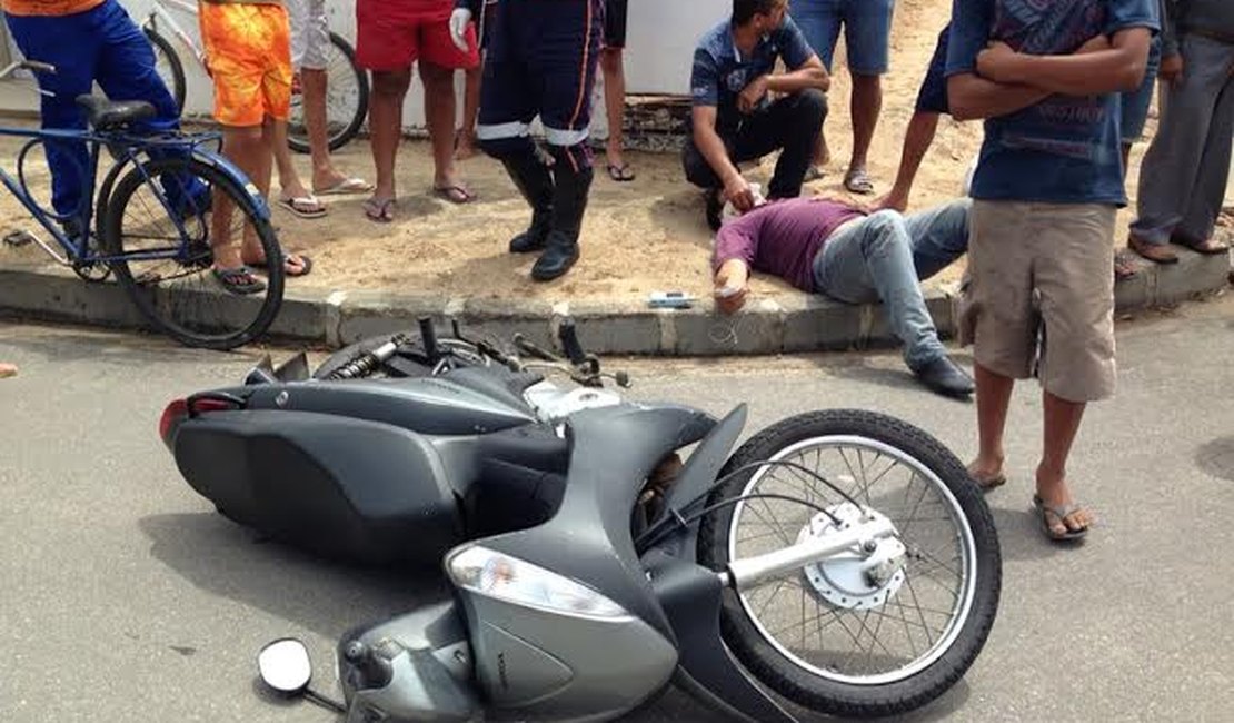 Duas motos colidem em cruzamento e três pessoas ficam feridas em Arapiraca