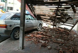 Automóvel sobe em calçada e destrói pilastra de bar, em Arapiraca