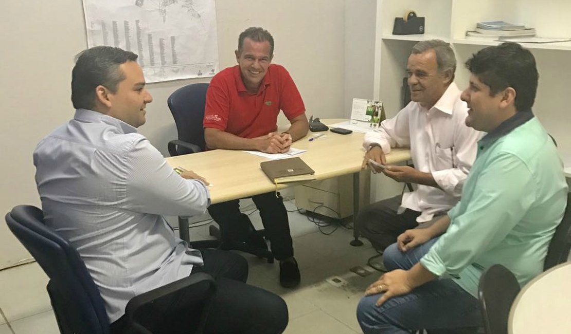 Prefeitura e Sindvest discutem fortalecimento do setor têxtil em Arapiraca