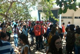 Vídeo: Servidores de Arapiraca realizam nova manifestação cobrando salário de dezembro