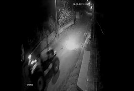 Vídeo mostra ladrão fugindo com trator da Codevasf furtado de associação em Arapiraca; ASSISTA