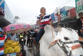 Montado em touro Tarcizo Freire vai às ruas agradecer eleitores em Arapiraca