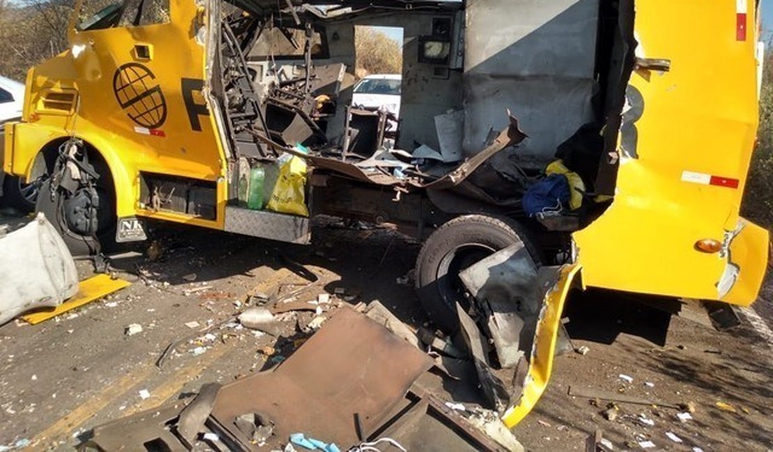 Vídeo. Criminosos usam dinamite e explodem carro-forte na BR-110