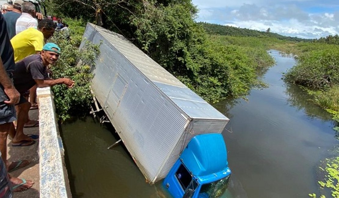 VÍDEO. Caminhão é retirado de dentro de rio na Lagoa do Pau, em Coruripe