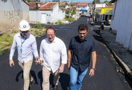 Prefeito Luciano acompanha serviços de recapeamento no bairro Cacimbas, em Arapiraca