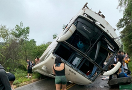 Ônibus com 51 estudantes tomba na BR-259, em Serro