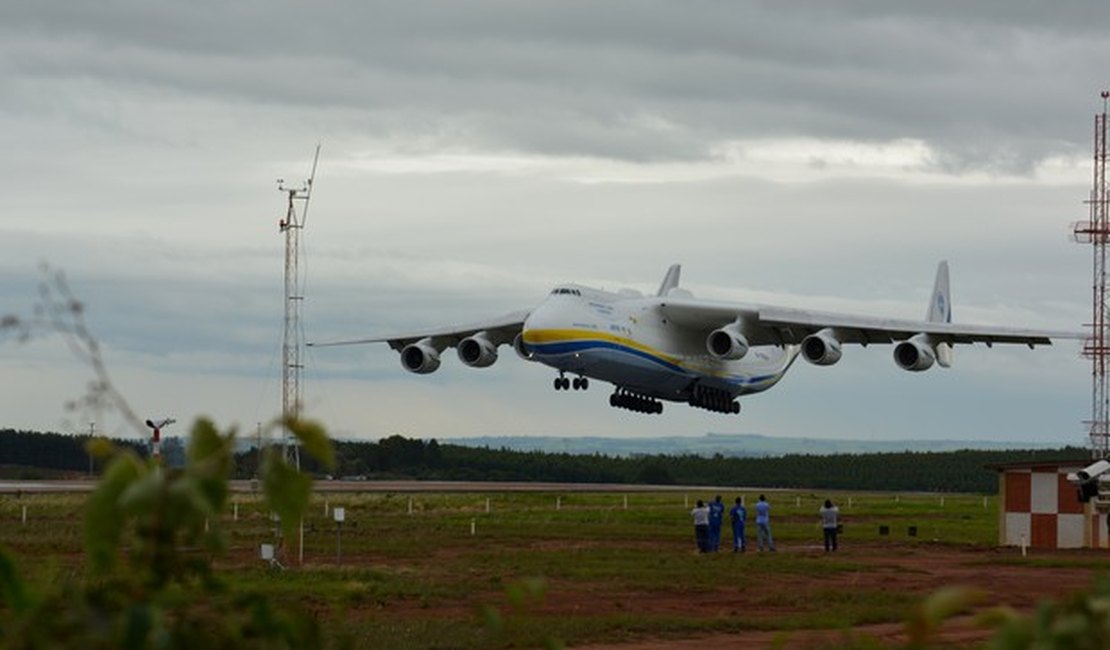 Maior avião do mundo pousa pela 1ª vez no Brasil; veja