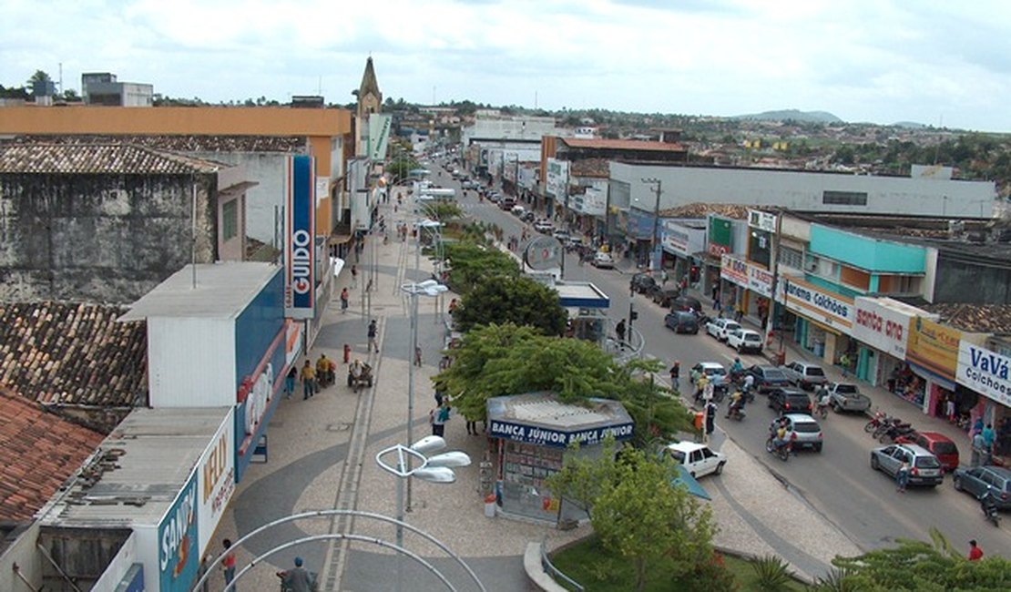 Após assalto, criminoso tranca vítimas na varanda de clínica odontológica no Centro de Arapiraca