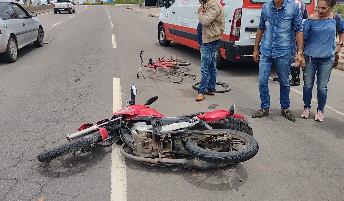 Colisão entre moto e bicicleta deixa feridos na AL-110, em Arapiraca