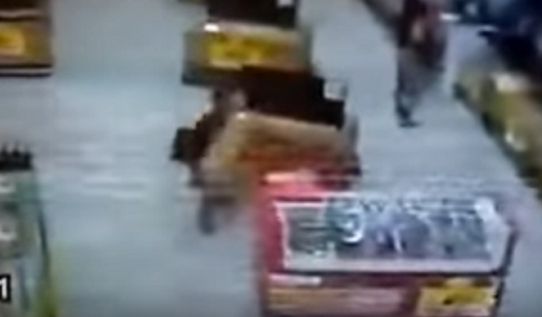 VÍDEO. Mulher furta televisor 42” de rede de supermercados no Sertão
