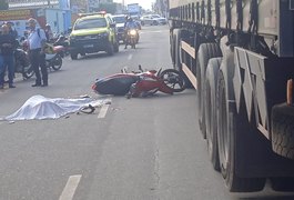 Mulher morre esmagada em acidente de uma moto com duas carretas em Arapiraca