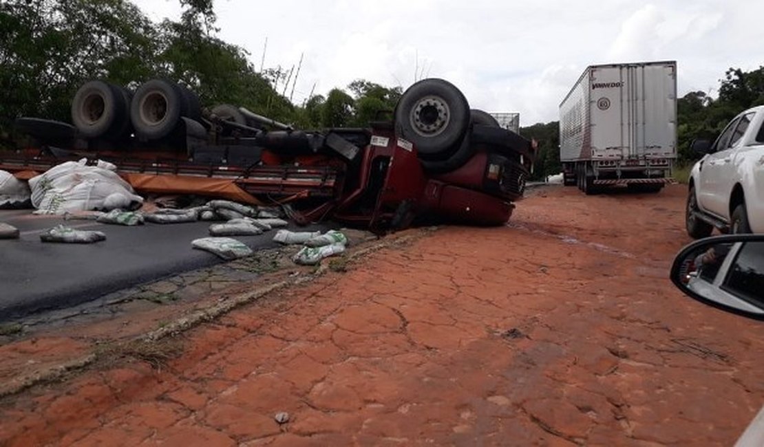 Caminhão capota e bloqueia trecho da BR-101, em São Miguel dos Campos