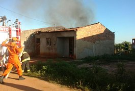 Bombeiros controlam incêndio em residência na zona rural de Arapiraca