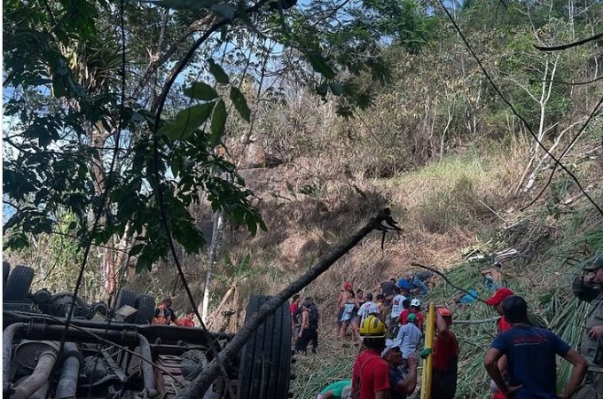 Imagens mostram acidente grave de ônibus que caiu de ribanceira na Serra da Barriga; número de feridos ainda é desconhecido