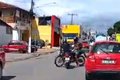 Vídeo flagra motociclista avançando sinal vermelho e colidindo com outra moto em Arapiraca
