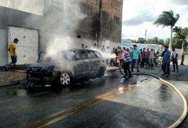 Marqueteiro político tem carro incendiado por homens encapuzados