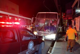 VÍDEO: Jovem é assassinado a tiros dentro de ônibus em Arapiraca