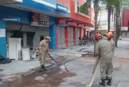 Incêndio atinge Magazine Luiza no Centro e mercadoria é saqueada