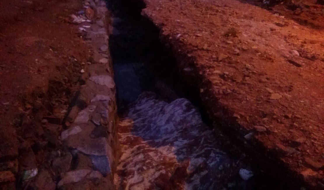 Chuva forte danifica rua do bairro Zélia Barbosa Rocha, em Arapiraca