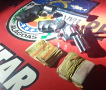 Som alto atrai polícia e dois terminam detidos com arma de fogo e mais de R$ 3 mil, em Arapiraca