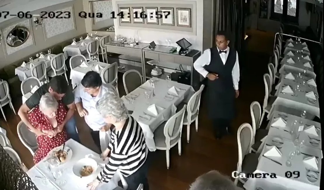 Ex-ministro faz manobra e salva senhora engasgada em restaurante