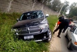 Carro de Ronaldinho sai da pista, e fã registra momento; veja imagens