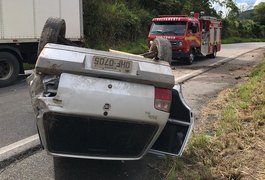 Condutor perde o controle de veículo de passeio e capota na BR-101, em Flexeiras