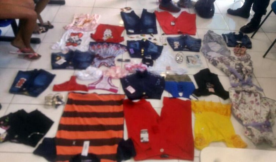 Irmãs são detidas suspeitas de furtar 120 peças de roupas de loja