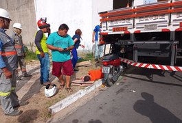 Motociclista perde o controle e bate na traseira de caminhão em Arapiraca