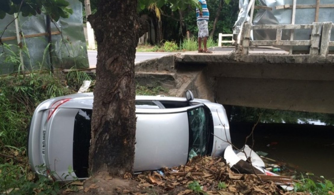 Carro cai de ponte na AL-101 Norte após condutora tentar evitar acidente
