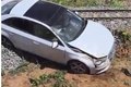 Condutor perde o controle e carro cai sobre linha férrea, em Arapiraca