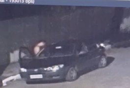 Vídeo. Casal é flagrado fazendo sexo com carro parado em via pública
