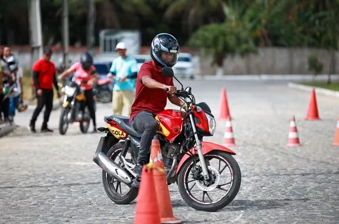 Detran-AL abre 375 vagas extras para exame de moto em Maceió e Arapiraca