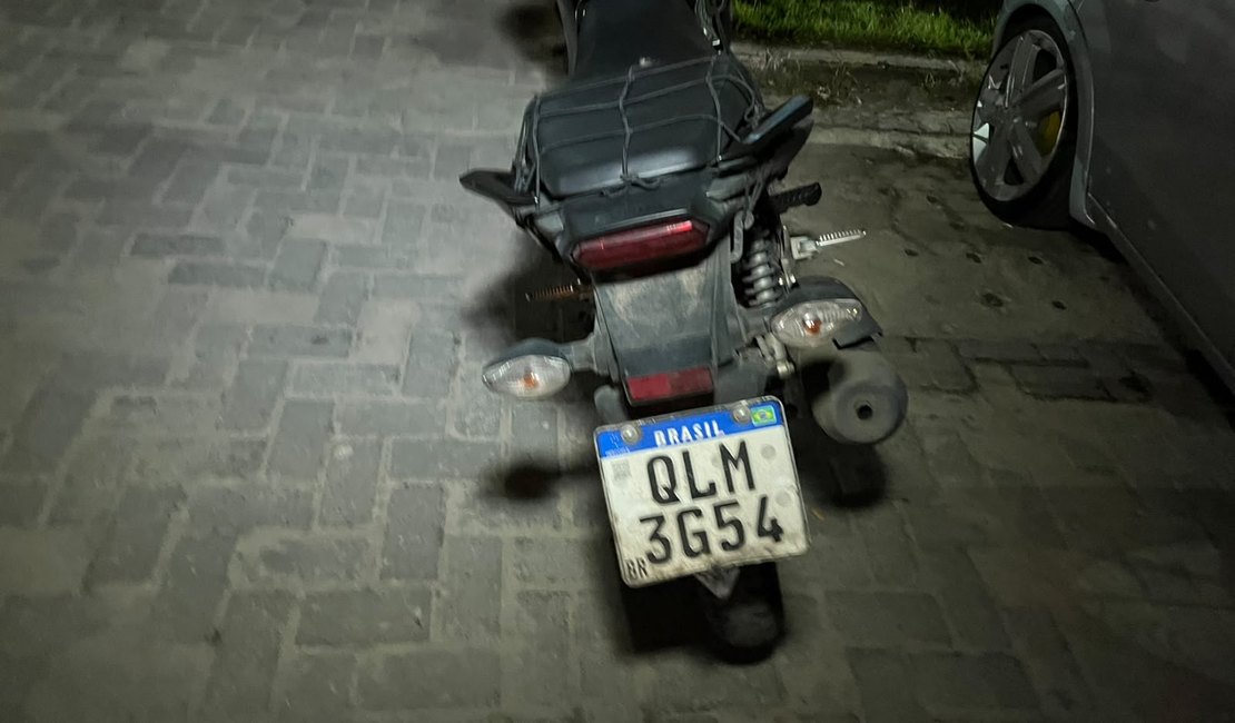 Motocicleta adulterada é apreendida e homem é preso, em Maceió