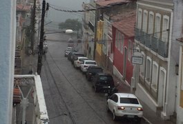 Chuva deixa ruas alagadas e invade várias residências na cidade de Penedo
