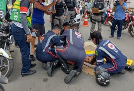 VÍDEO. Motociclistas se chocam frontalmente em avenida de Arapiraca e são socorridos para o HEA