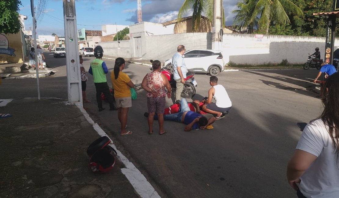 Colisão entre motos deixa três feridos em cruzamento entre o ﻿Baixão e o Manoel Teles, em Arapiraca