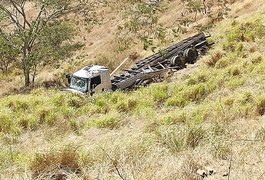 Condutor fica ferido em capotamento de caminhão em Palmeira dos Índios