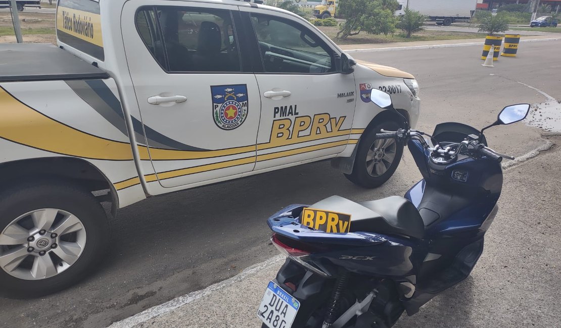 Jovem é preso trafegando na contramão e em moto roubada, na AL 220