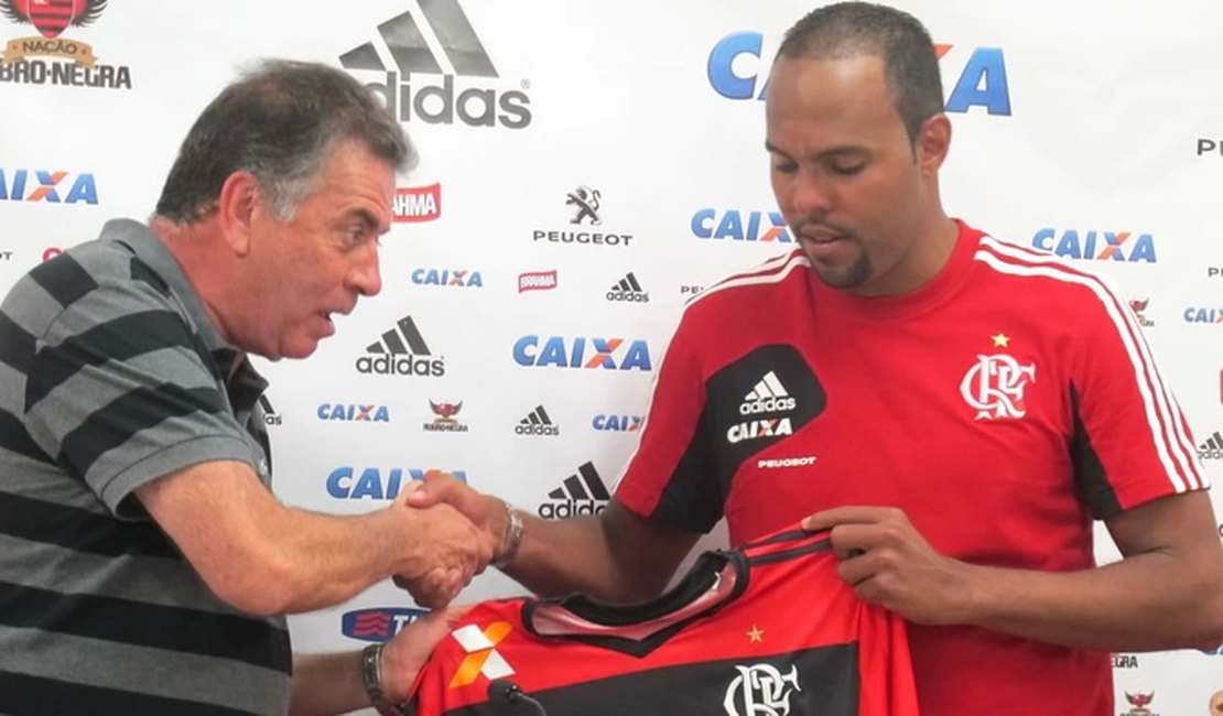 Alecsandro é apresentado ao Flamengo