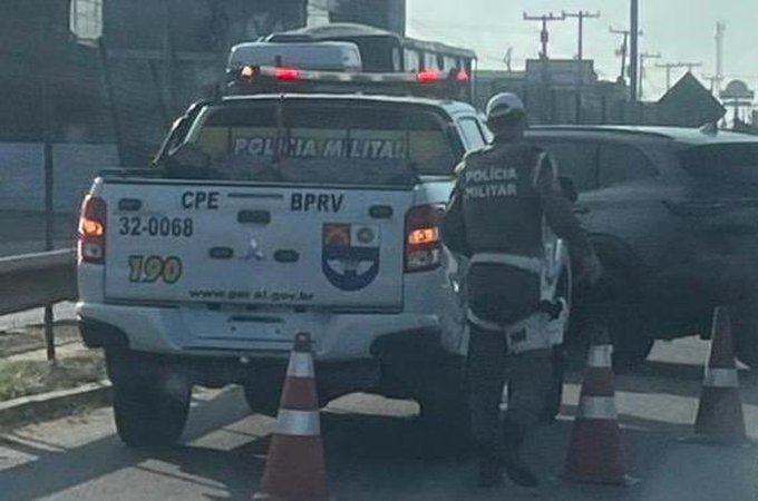 Motorista colide carro contra proteção metálica na AL-220 e abandona veículo na rodovia, em Arapiraca