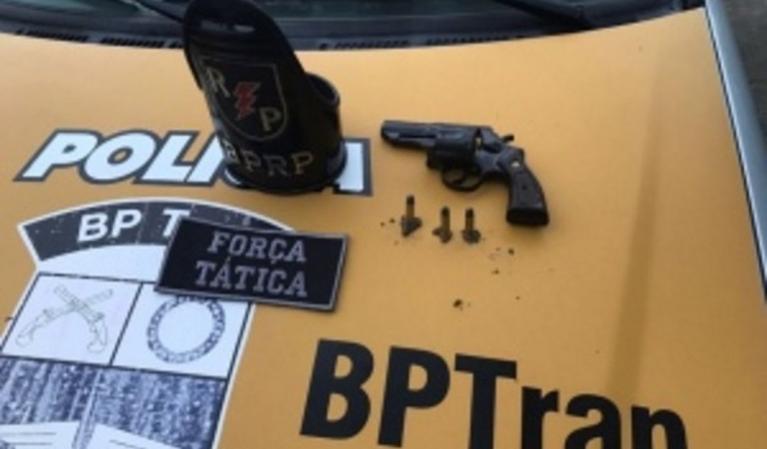 Homem tenta fugir de abordagem e quase atropela militares na Barra de São Miguel