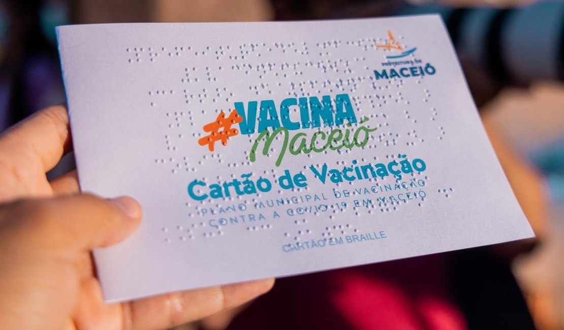 Prefeitura de Maceió lança cartão de vacinação contra a Covid-19 em braile