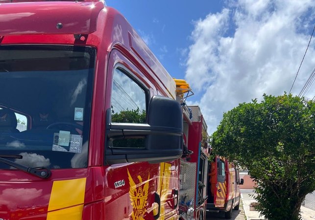 Colisão entre carro e moto deixa homem ferido, em Maceió