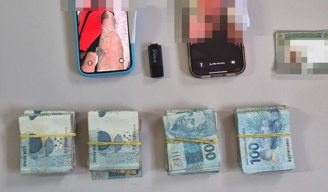 Equipes apreenderam R$ 20 mil, anéis de ouro e iPhones com influencer alagoano preso na operação 'Morro do Alemão'
