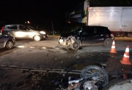 Vídeo. Motociclista fica gravemente ferido após forte colisão em veículo de passeio, em Arapiraca